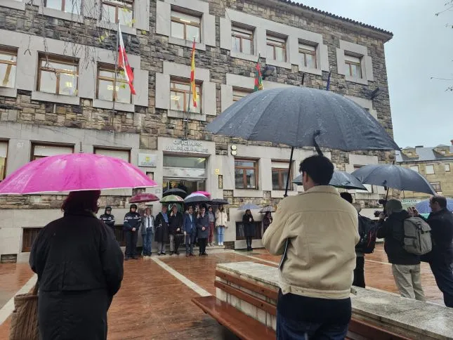  Torrelavega guarda un minuto de silencio en solidaridad a las víctimas del incendio de Valencia