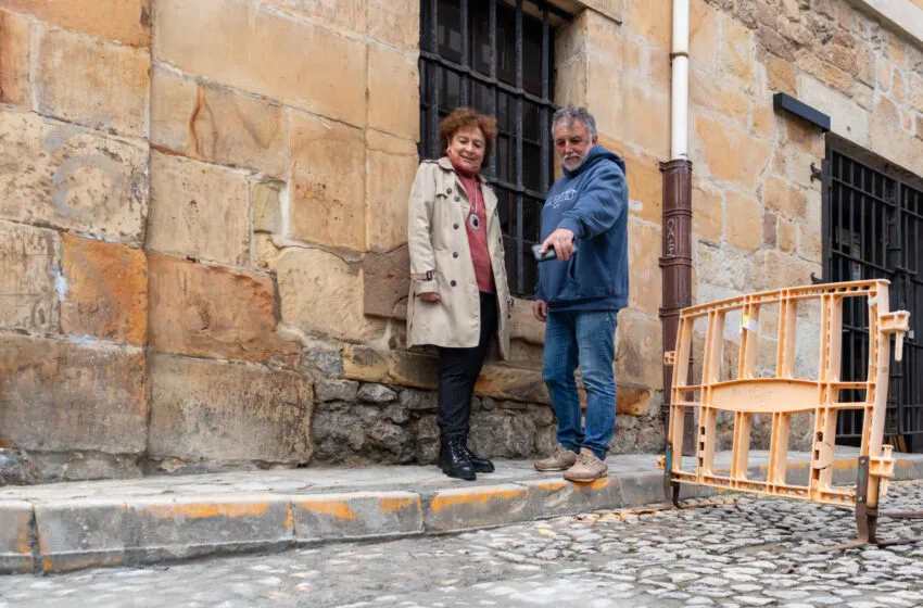  Comillas mejora el empedrado en su casco histórico y en el paseo exterior del Palacio de Sobrellano