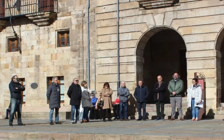  Minuto de silencio por los dos guardias civiles muertos al ser embestidos por una narcolancha