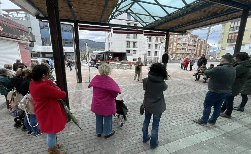  CURSO DE DEFENSA PERSONAL, REPARTO DE FLORES Y LECTURA DRAMATIZADA POR EL 8M EN ASTILLERO