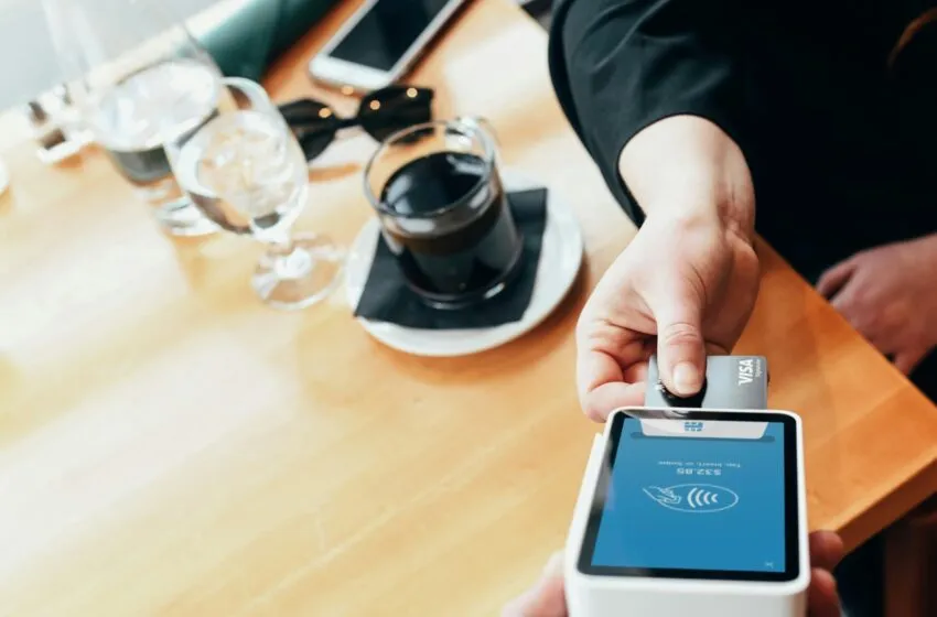 Propina, ¿generosidad o una obligación?