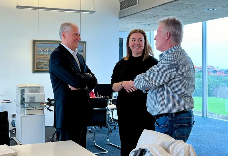  El Gobierno estudiará la ampliación del espacio industrial en Ampuero para favorecer el crecimiento de empresas