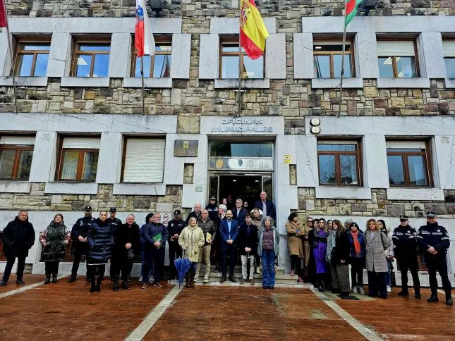 Minuto de silencio en memoria de los guardias civiles asesinados en Barbate