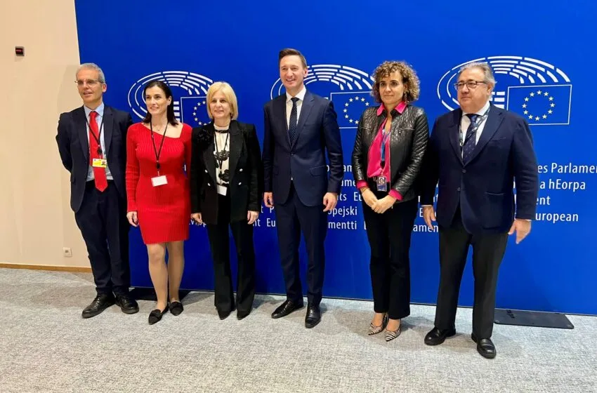  Igual reafirma su compromiso con la defensa del municipalismo español en Europa