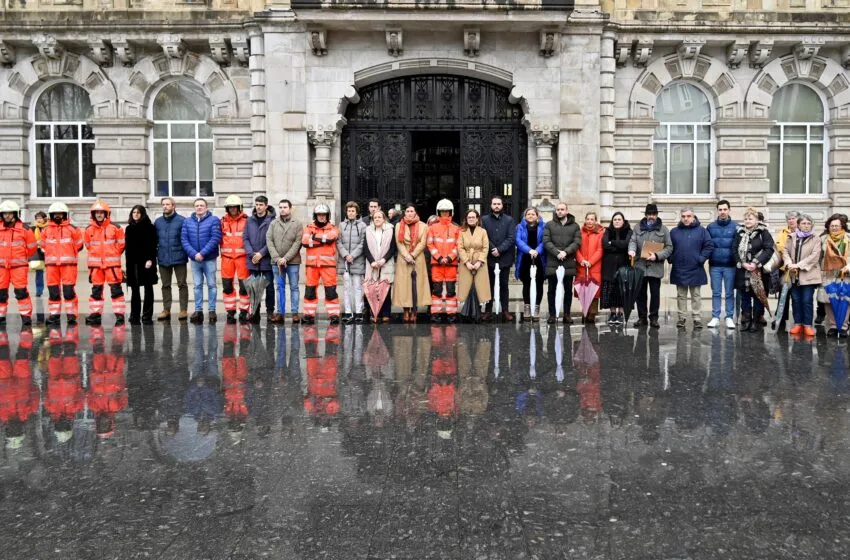  Santander guarda un minuto de silencio en recuerdo de las víctimas del incendio de Valencia