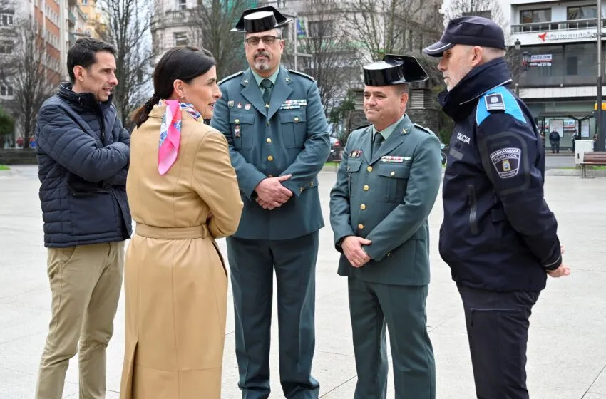  Santander guarda un minuto de silencio por los guardias civiles de Barbate