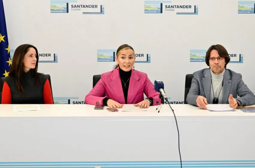  Santander se suma a la Semana de la Audición iluminando la fachada del Ayuntamiento de rojo