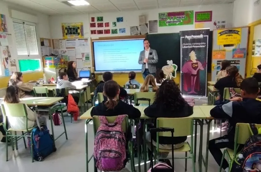  El Ayuntamiento pone en marcha los talleres de educación financiera con dos sesiones en el CEIP Elena Quiroga