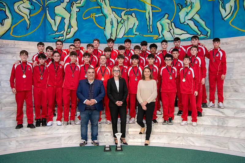  Eva Guillermina celebra las medallas de plata obtenidas por las selecciones cántabras de balonmano cadete e infantil en los Campeonatos de España
