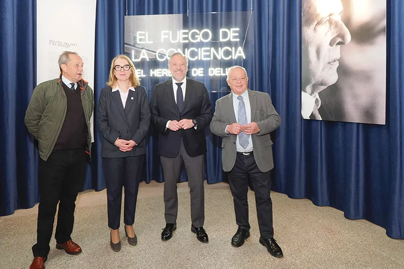  Eva Guillermina Fernández visita la exposición conmemorativa de los 25 años de la publicación de ‘El Hereje’, de Delibes, en las Cortes de Castilla y León