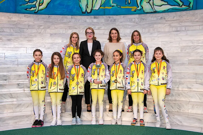  Eva Guillermina Fernández felicita al Club Voleibol Astillero por su triunfo en la categoría benjamín femenina de la Copa de España
