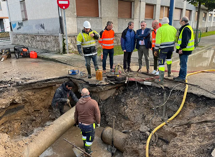  Una rotura de una tubería del Plan Hidráulico del Asón provoca bajadas de presión del agua en viviendas de Laredo, lo que quedará solucionado al final de la tarde