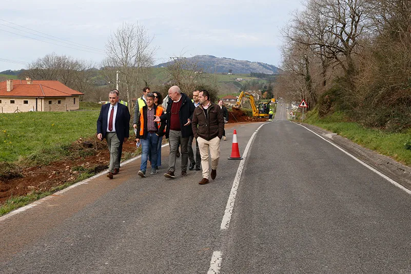  Fomento comienza las obras del paseo peatonal desde La Cavada hasta el barrio de Arriba (Riotuerto)
