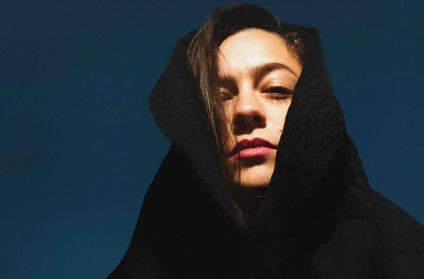  ADÉNTRATE EN LA TRADICIÓN SARDA CON LAS MELODÍAS VOCALES DE DANIELA PES