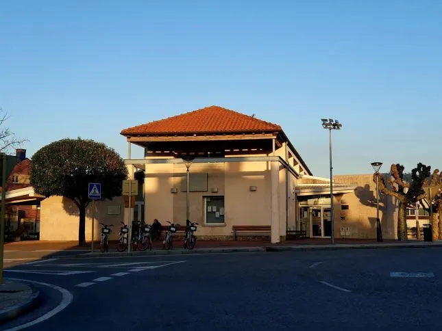  Sale a licitación la explotación de las cafeterías de las piscinas de verano, del centro cívico de Tanos y de la estación de autobuses