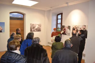 Noticias de Cantabria | El Cántabro | Mujeres mayores “ocupan” de la mano de Ana Amado imágenes icónicas del siglo XX protagonizadas por hombres