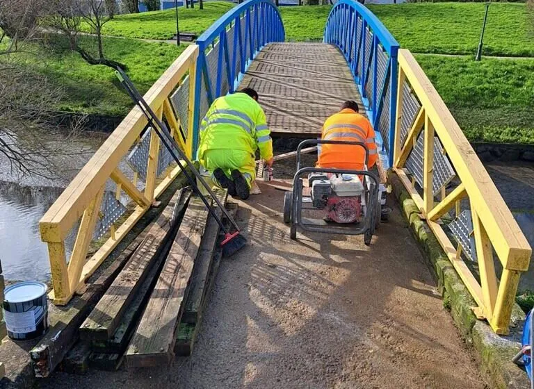  El Ayuntamiento de Camargo da inicio a los trabajos de reparación del puente peatonal de la Ría del Carmen