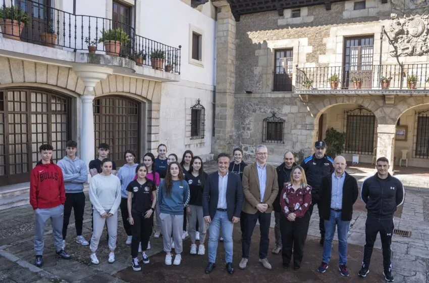  Movellán se compromete con los estudiantes a instalar aparcabicis en los institutos “para el fomento de la movilidad sostenible”