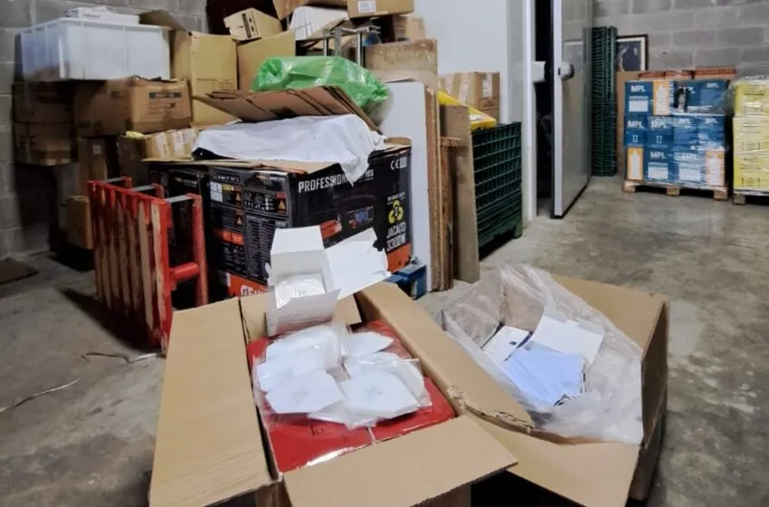  El Ayuntamiento de Camargo investiga la procedencia de 51.000 mascarillas que el anterior gobierno socialista dejó caducar abandonadas en una nave