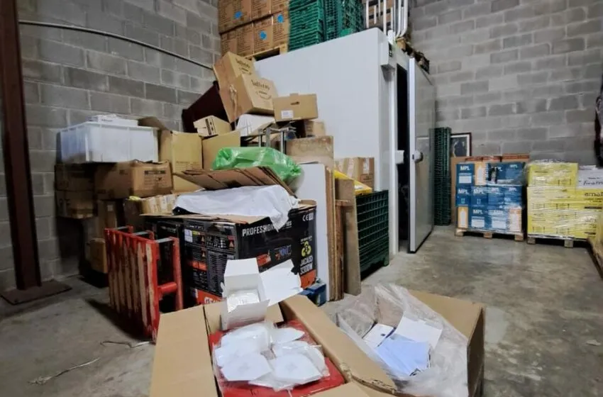  El Ayuntamiento de Camargo investiga la procedencia de 51.000 mascarillas que el anterior gobierno socialista dejó caducar abandonadas en una nave