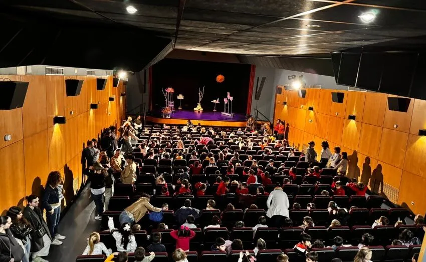 LOS CENTROS EDUCATIVOS DEL MUNICIPIO PARTICIPAN EN EL PROGRAMA “COLE AL TEATRO”