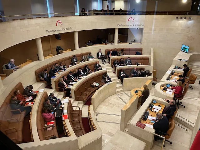  EL PARLAMENTO CÁNTABRO PIDE LA EQUIPARACIÓN SALARIAL DE LAS PLANTILLAS DE LOS CUERPOS DE LAS FUERZAS DE SEGURIDAD