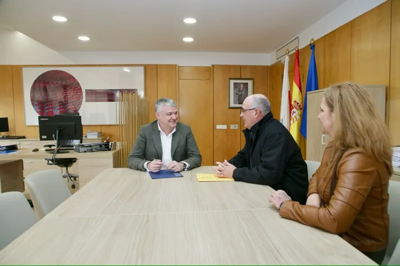  Economía colaborará con el ayuntamiento de Arredondo para dar a conocer el descubrimiento de pinturas prehistóricas en el municipio y su relación con el arte rupestre europeo