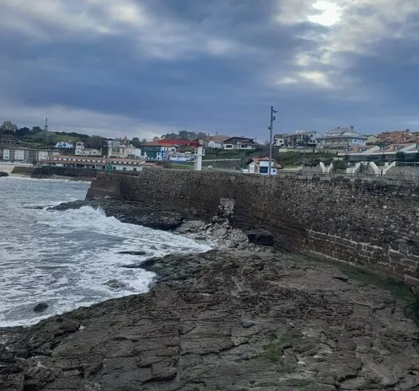  Fomento acomete la reparación urgente del paramento del dique vertical del puerto de Comillas para evitar daños mayores