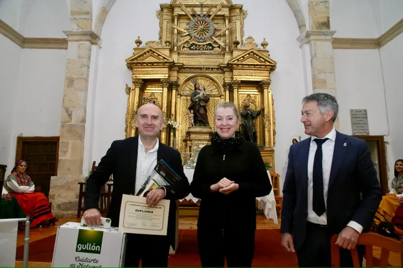  La consejera de Cultura entrega a Juan Ignacio Ferrándiz el primer premio del XXIII Concurso de Narrativa Costumbrista de los Valles de Cantabria