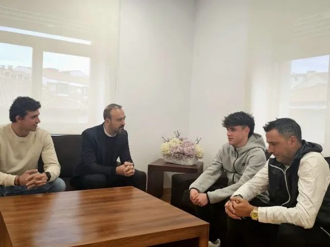  López Estrada felicita a Aarón Ceballos por su Campeonato de España