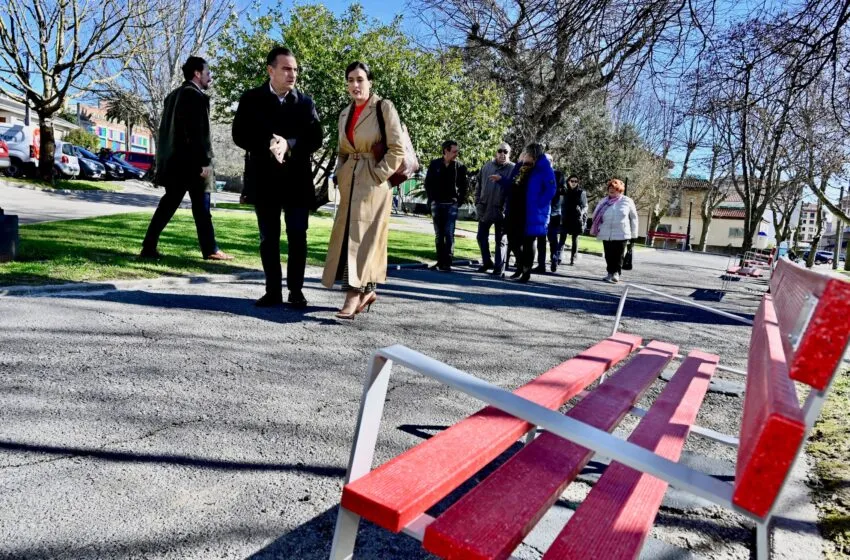  El Ayuntamiento instalará 30 bancos donados por el Santander fabricados con tarjetas recicladas