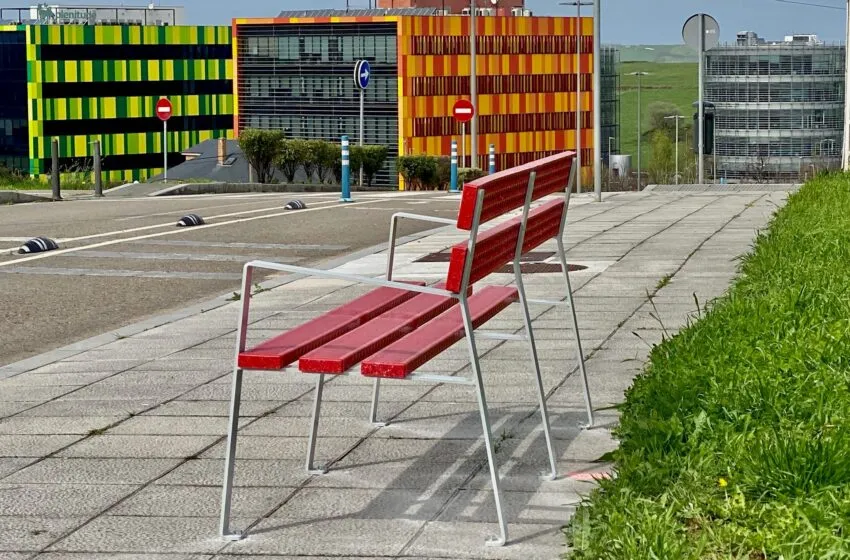  El Ayuntamiento completa la instalación de los 30 bancos donados por el Santander