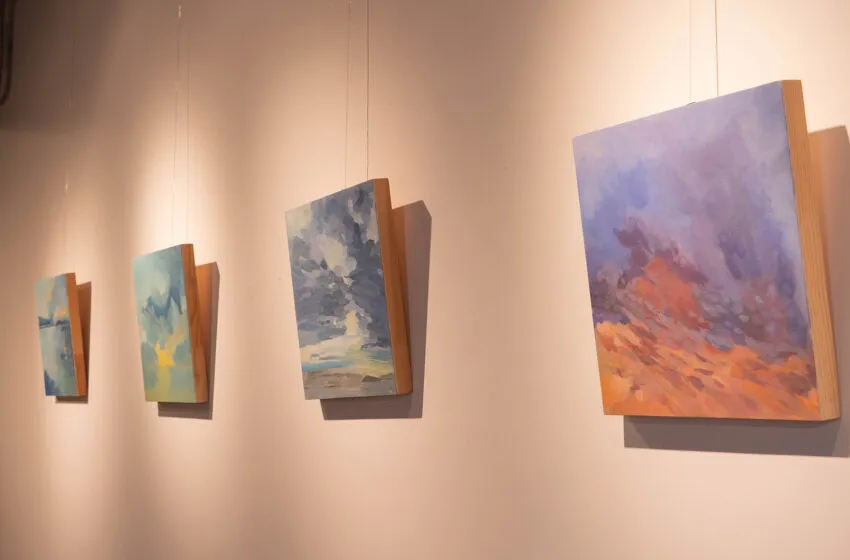  La sala de exposiciones de UNEATLANTICO acoge la exposición de Claudia Iza, «Cielo Abierto, Momentos»