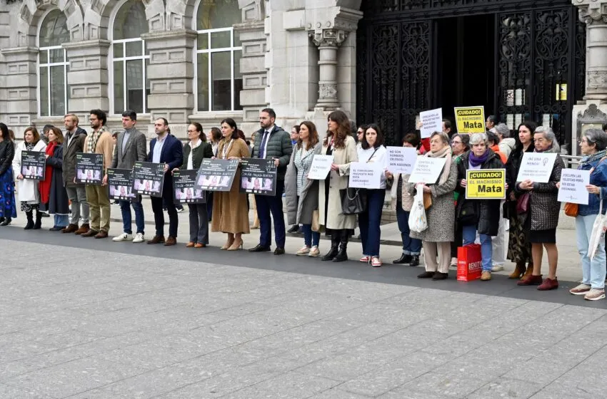  Santander recuerda a las mujeres asesinadas en Málaga y La Coruña y a las dos menores de Almería