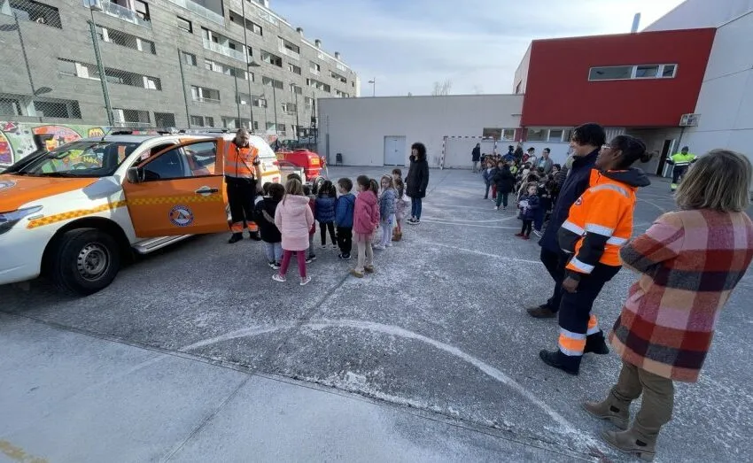  LA POLICÍA LOCAL Y PROTECCIÓN CIVIL VISITAN EL CEIP JOSÉ RAMÓN SÁNCHEZ