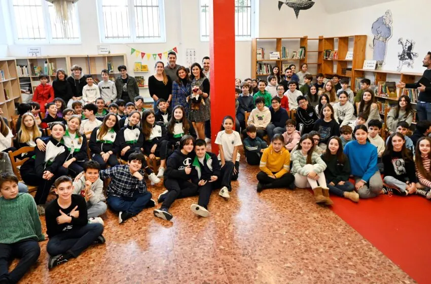 La marioneta viajera Tía Meli cumple tres años y ya ha llegado a más de 7.600 alumnos de la ciudad