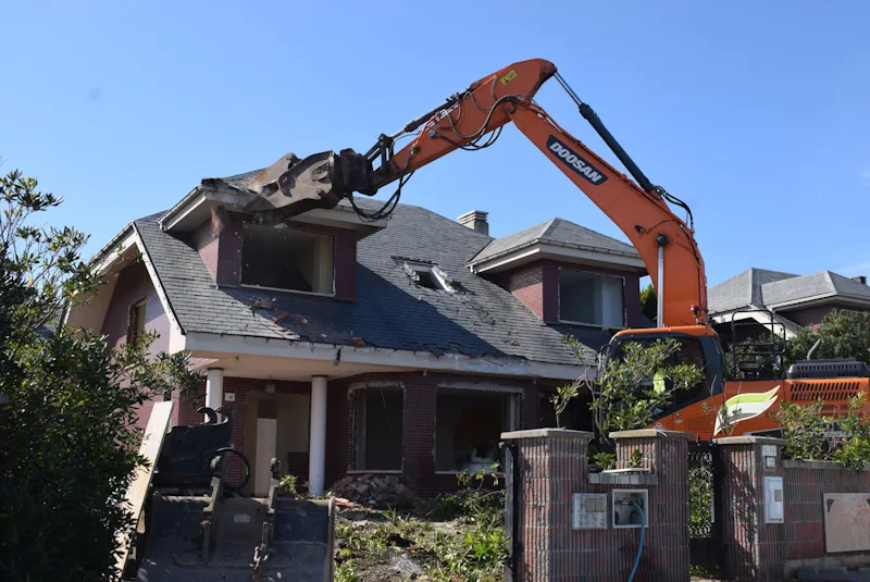  Iniciado el derribo de cinco viviendas de la urbanización Calas del Norte de Cerrias II, una vez indemnizados sus propietarios