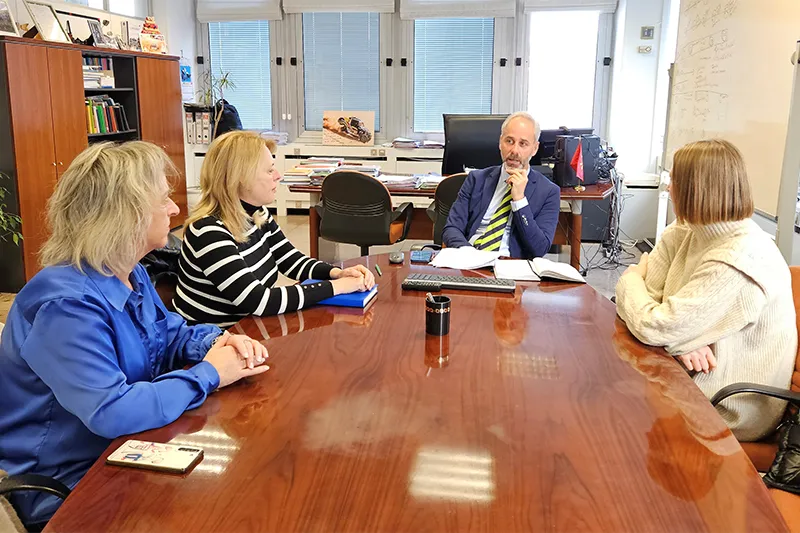 Educación y el Ayuntamiento de Entrambasaguas colaborarán para cofinanciar la cubierta del parque infantil del CEIP Aguanaz