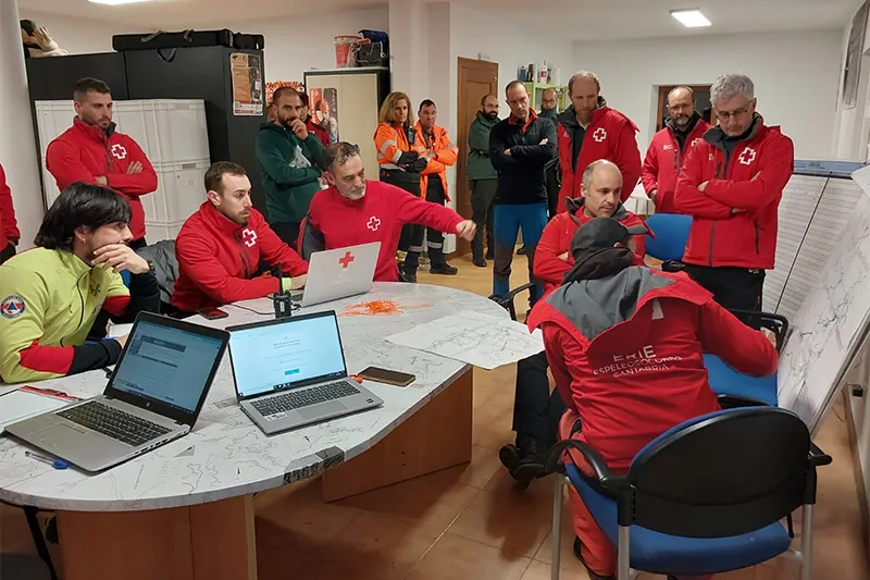  El Gobierno de Cantabria activa el protocolo operativo de rescate para ayudar a salir a 4 espeleólogos de una cueva de Arredondo