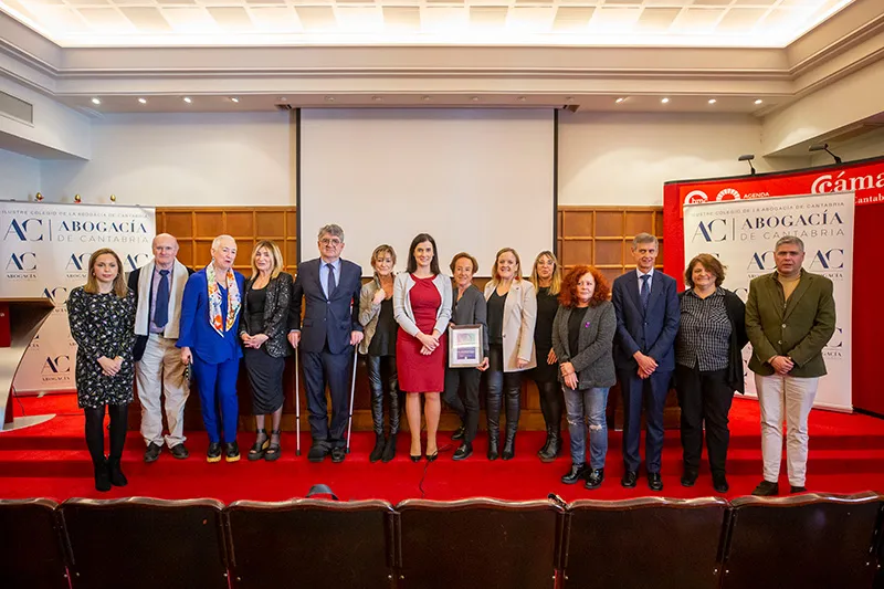  Urrutia asiste a la entrega del ‘I Premio de Igualdad de la Abogacía de Cantabria’ a la jurista Pilar Martín Nájera