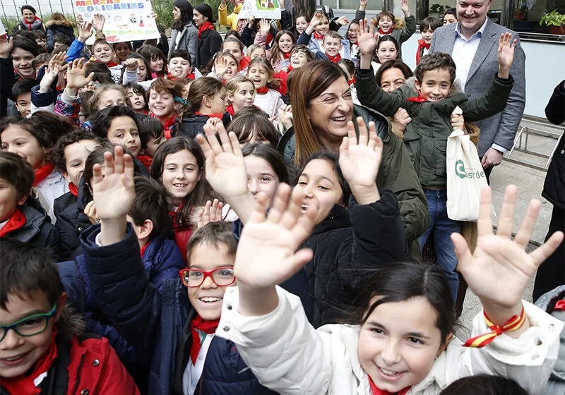  La presidenta Buruaga recibe a 140 alumnos marceros del colegio Castroverde de Santander