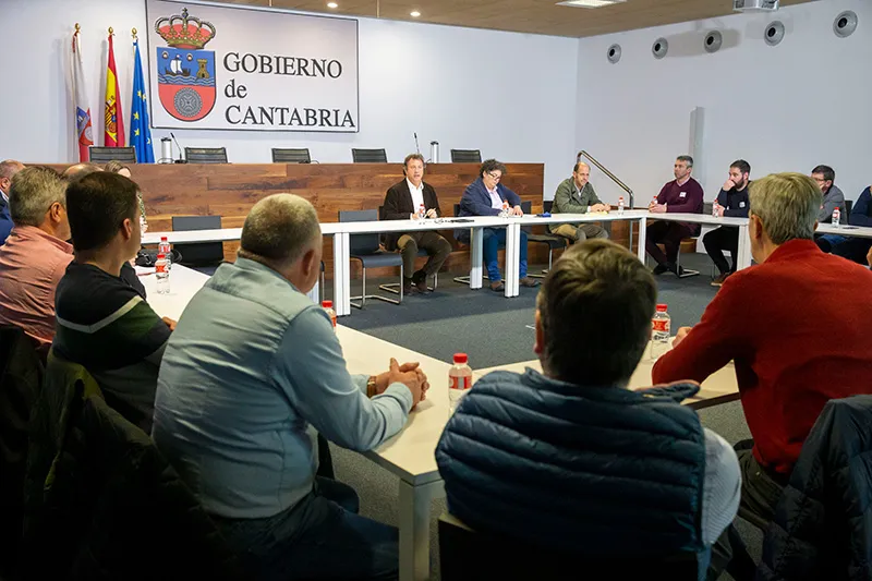 El Gobierno de Cantabria trabaja con el sector lácteo en el diseño de una estrategia para mejorar su competitividad y rentabilidad