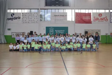  400 alumnos participan en el Gran festival deportivo de Piélagos que recauda fondos para que un niño de Parbayón con autismo tenga un perro de asistencia