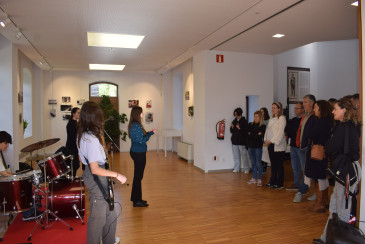  El IES Valle de Piélagos celebra el X aniversario de ‘Fotografiar la música’ recordando a Lola Fernández la profesora que puso en  marcha el proyecto
