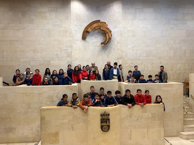 Noticias de Cantabria | El Cántabro | ESCOLARES DEL CC CALASANZ DE SANTANDER VISITAN EL PARLAMENTO