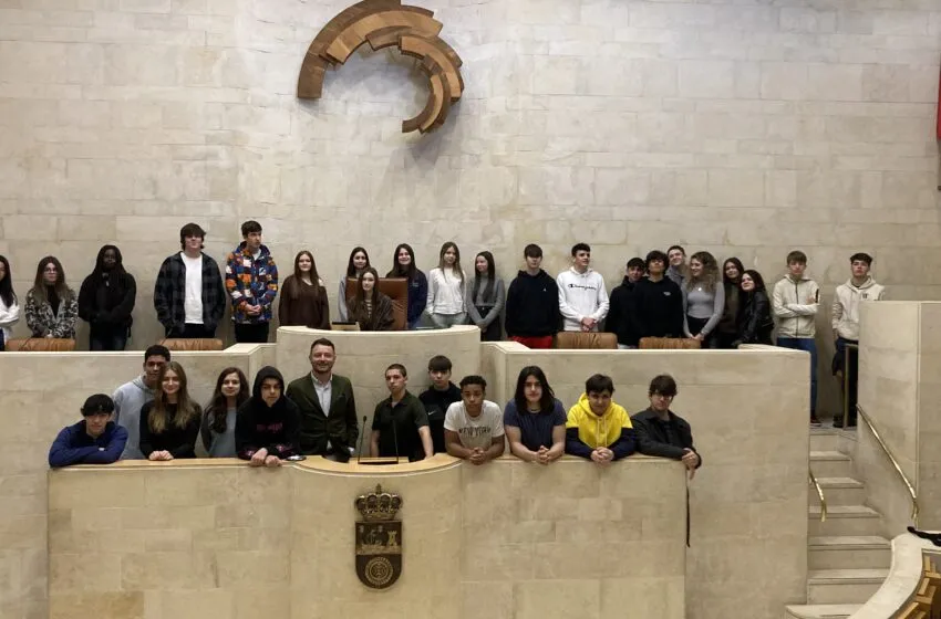 Noticias de Cantabria | El Cántabro | ALUMNOS DEL IES BERNARDINO DE ESCALANTE DE LAREDO VISITAN EL PARLAMENTO