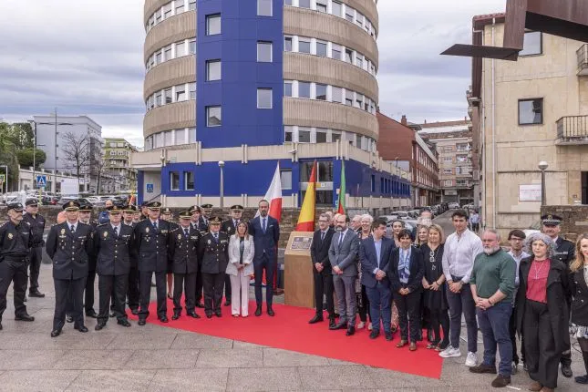 Torrelavega reconoce la labor de la Policía Nacional con una placa frente a la Comisaría