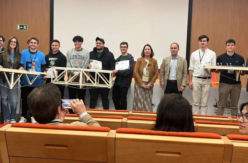 Imagen de los 3 equipos ganadores con las autoridades académicas y el jurado presentes en el acto.