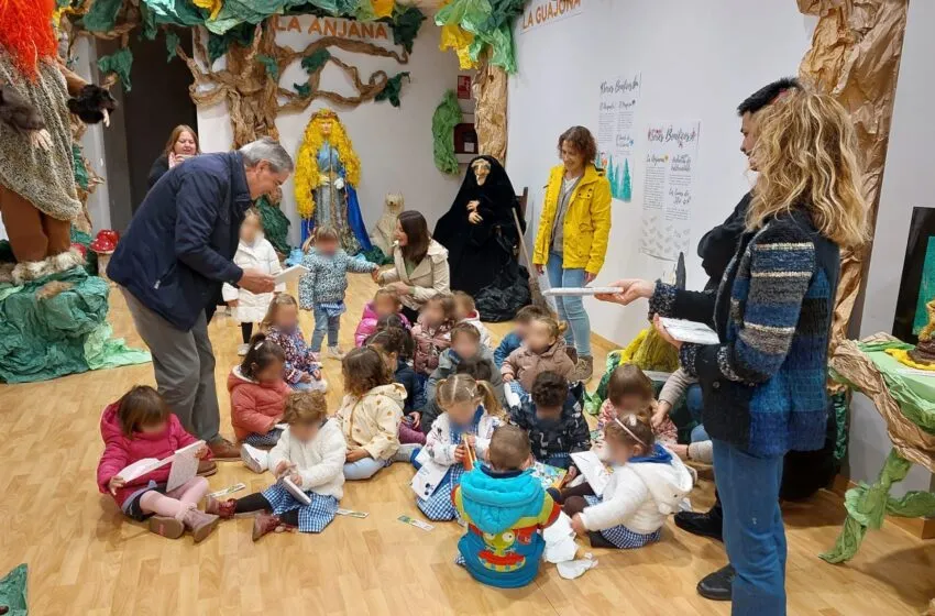 La Biblioteca municipal cierra la programación del Día del Libro dando la bienvenida a los pequeños lectores de 2 años escolarizados en Suances