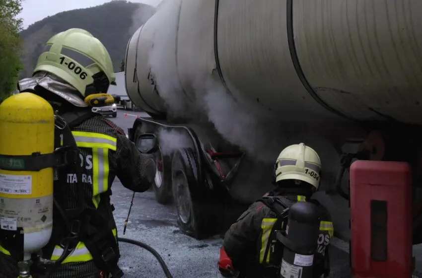 Herido un transportista tras el incendio de la rueda de la cisterna que conducía en la A8